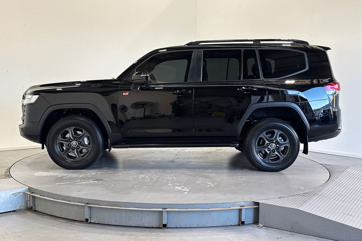 2025 Toyota Landcruiser GR Sport FJA300R