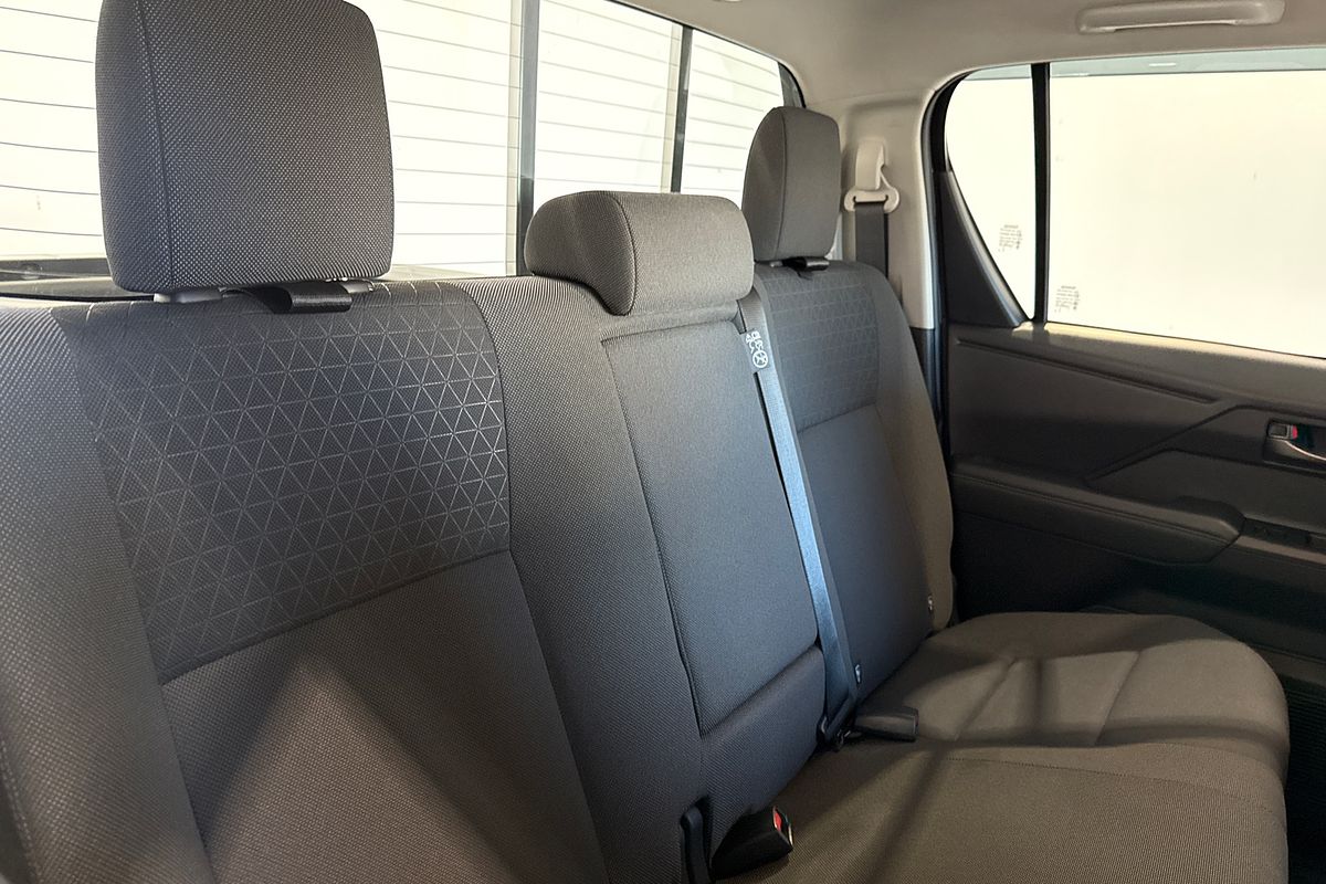2025 Toyota Hilux SR 48V GUN227R 4X4
