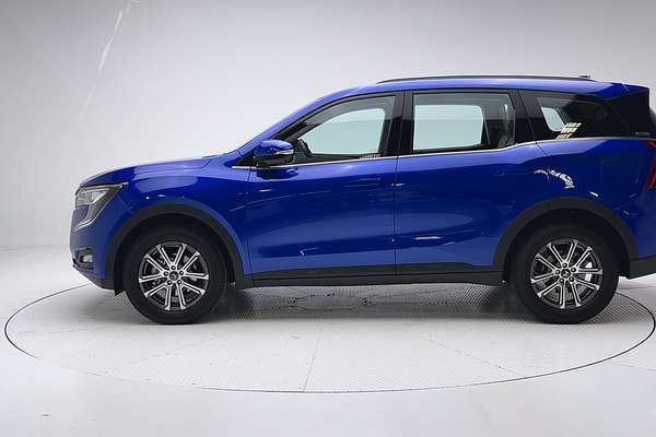 2023 Mahindra XUV700 AX7L thumb-4