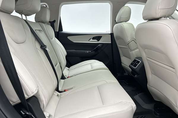 2023 Mahindra XUV700 AX7L thumb-11