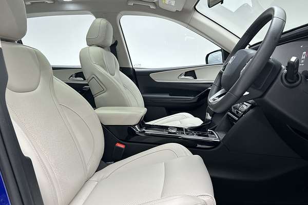 2023 Mahindra XUV700 AX7L thumb-12