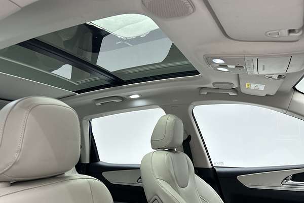 2023 Mahindra XUV700 AX7L thumb-14
