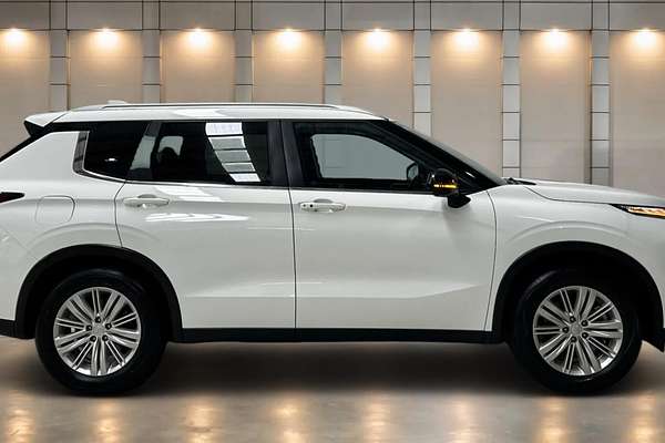 2024 Mitsubishi Outlander LS ZM