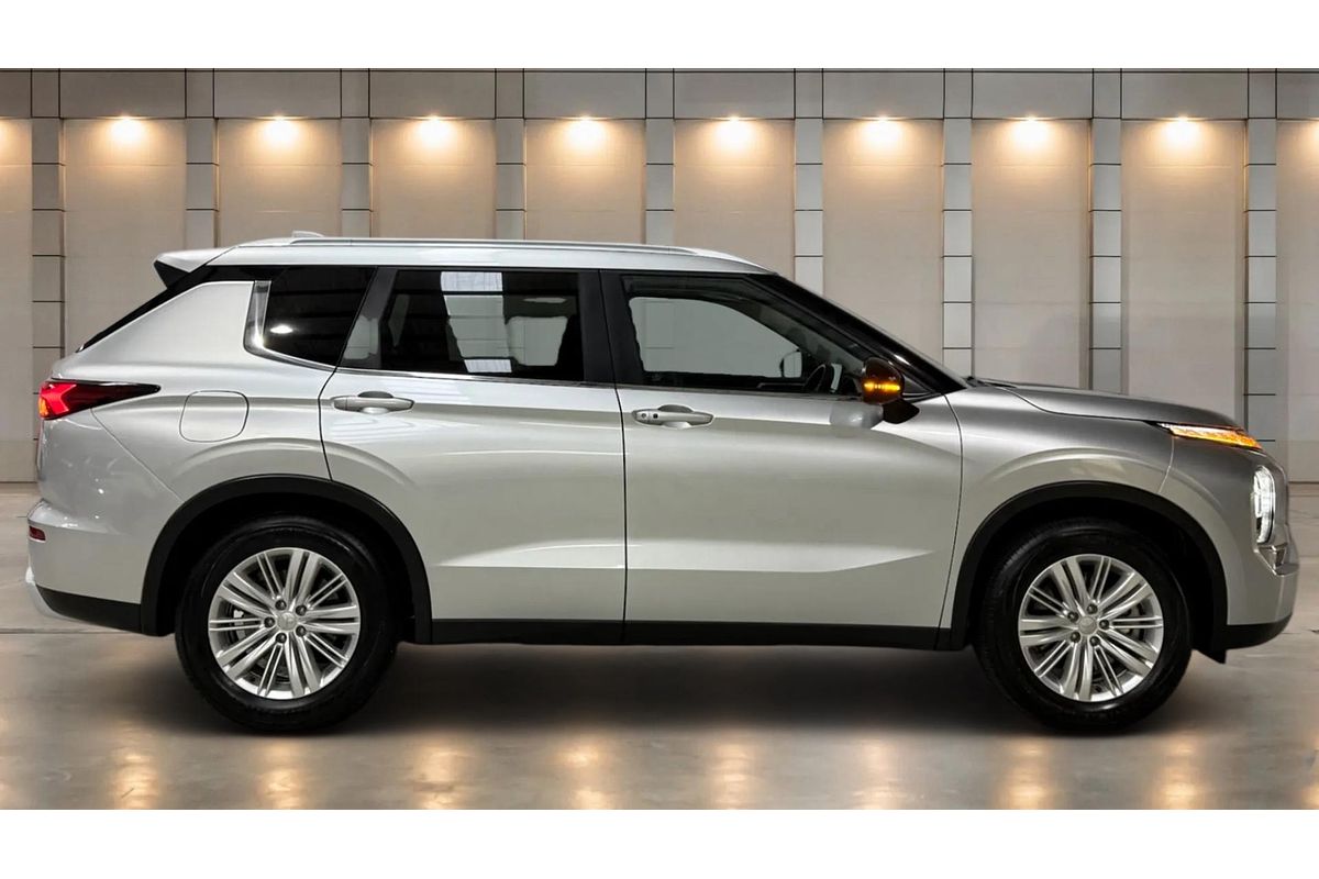 2024 Mitsubishi Outlander LS ZM