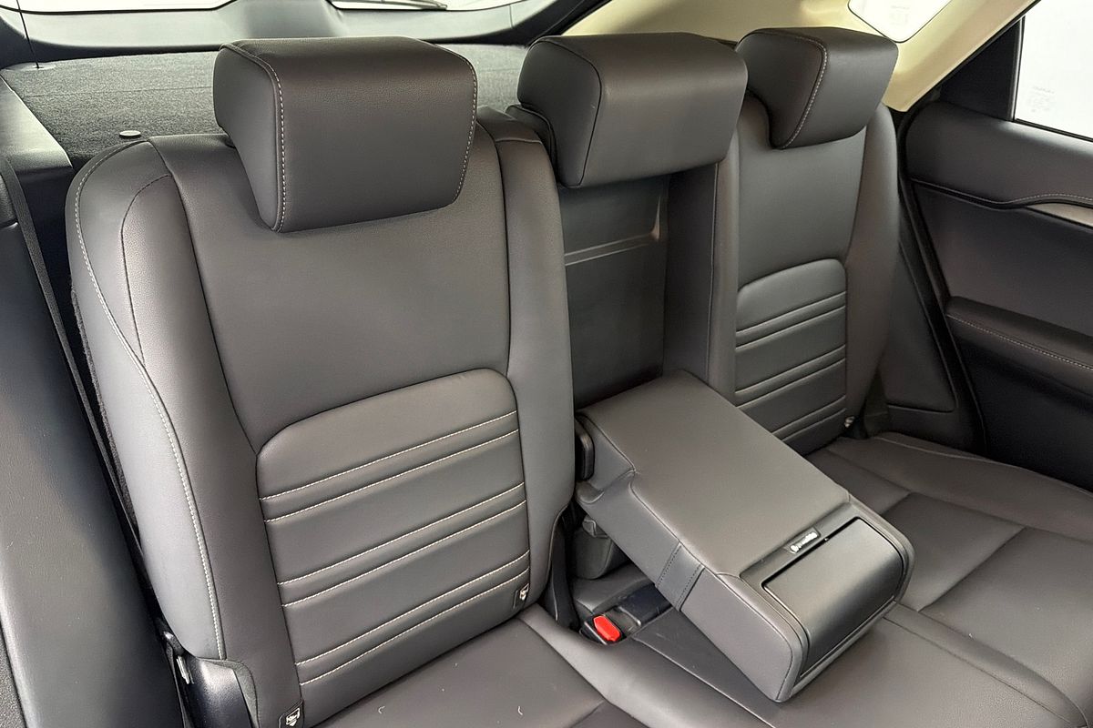 2017 Lexus NX NX300h Luxury AYZ10R