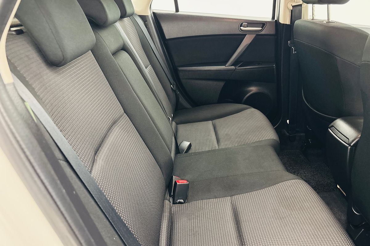 MAZDA3 H 5 SPEED AUTO HATCH NEO