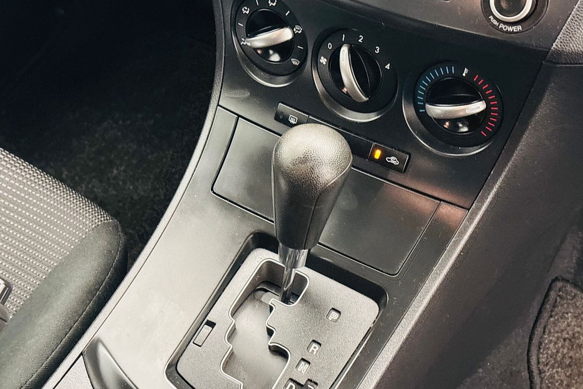 MAZDA3 H 5 SPEED AUTO HATCH NEO