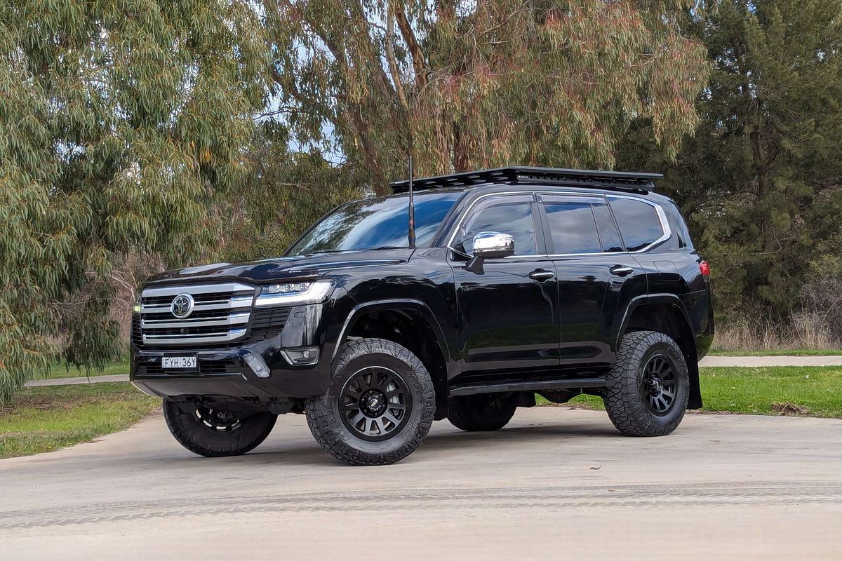 2022 Toyota Landcruiser Sahara FJA300R
