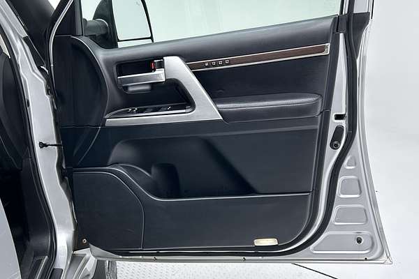 2020 Toyota Landcruiser Sahara VDJ200R thumb-18
