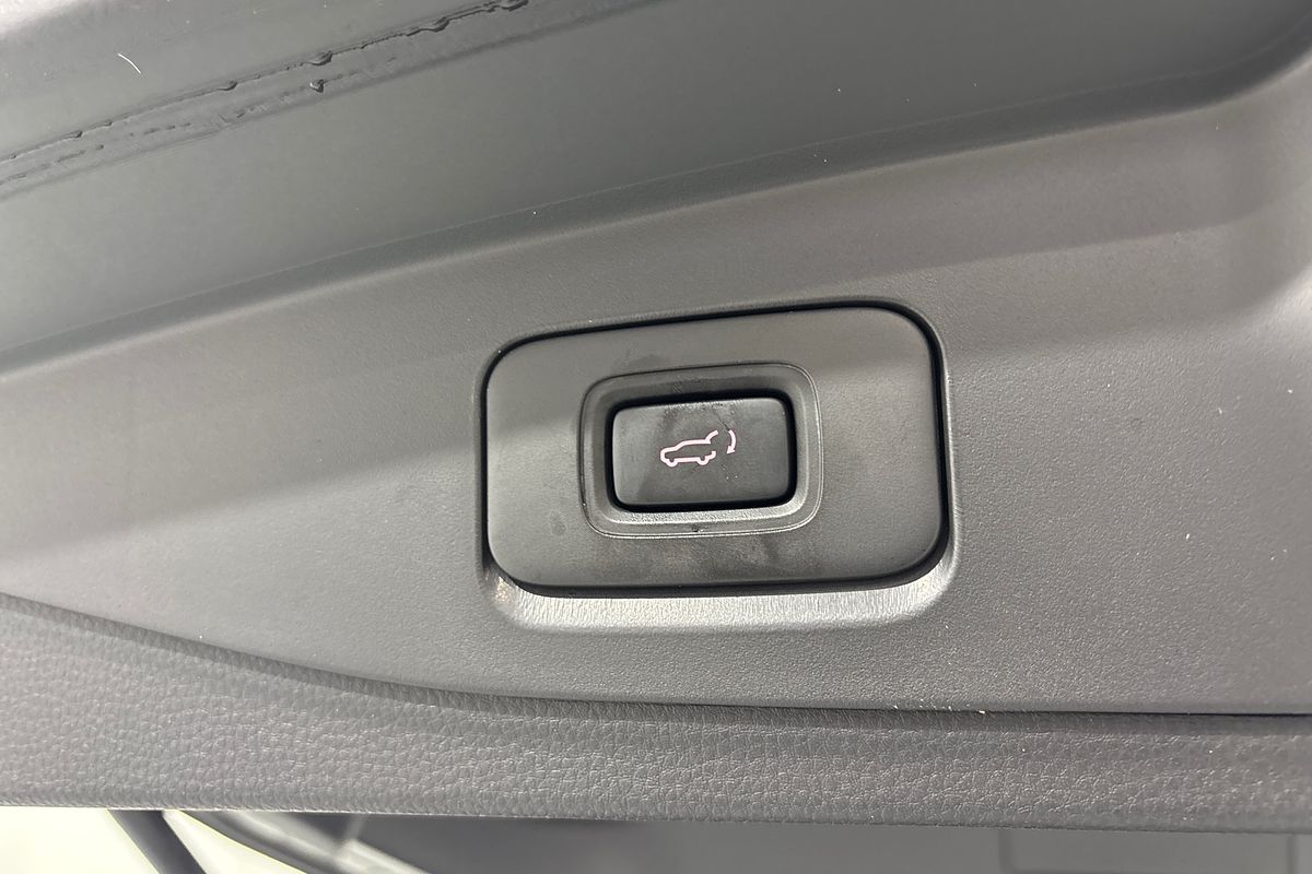 2025 Isuzu MU-X LS-T