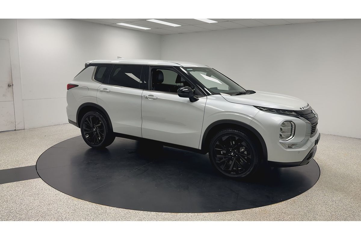 2023 Mitsubishi Outlander Black Edition ZM