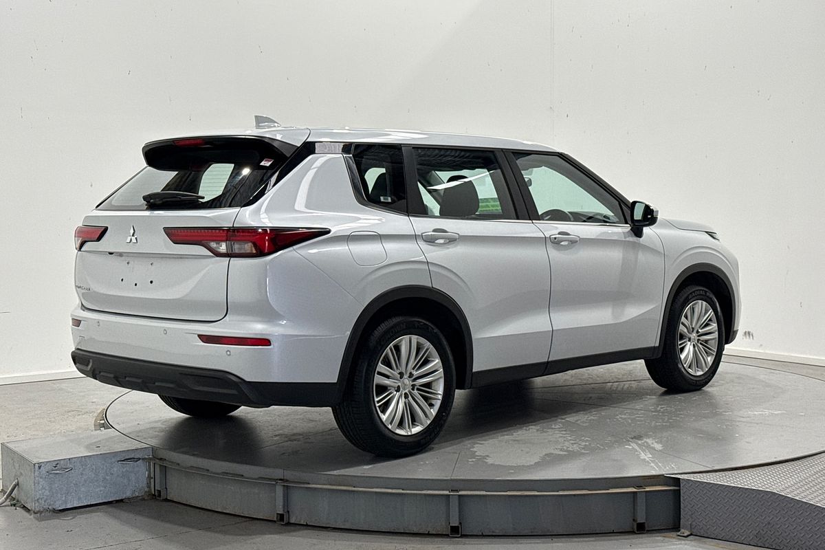2024 Mitsubishi Outlander ES ZM