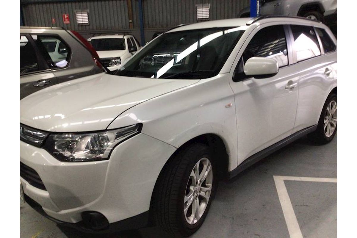 2013 Mitsubishi Outlander ES ZJ