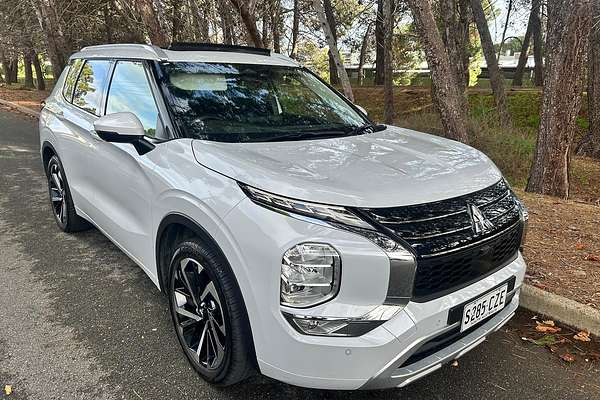 2022 Mitsubishi Outlander Exceed ZM thumb-0