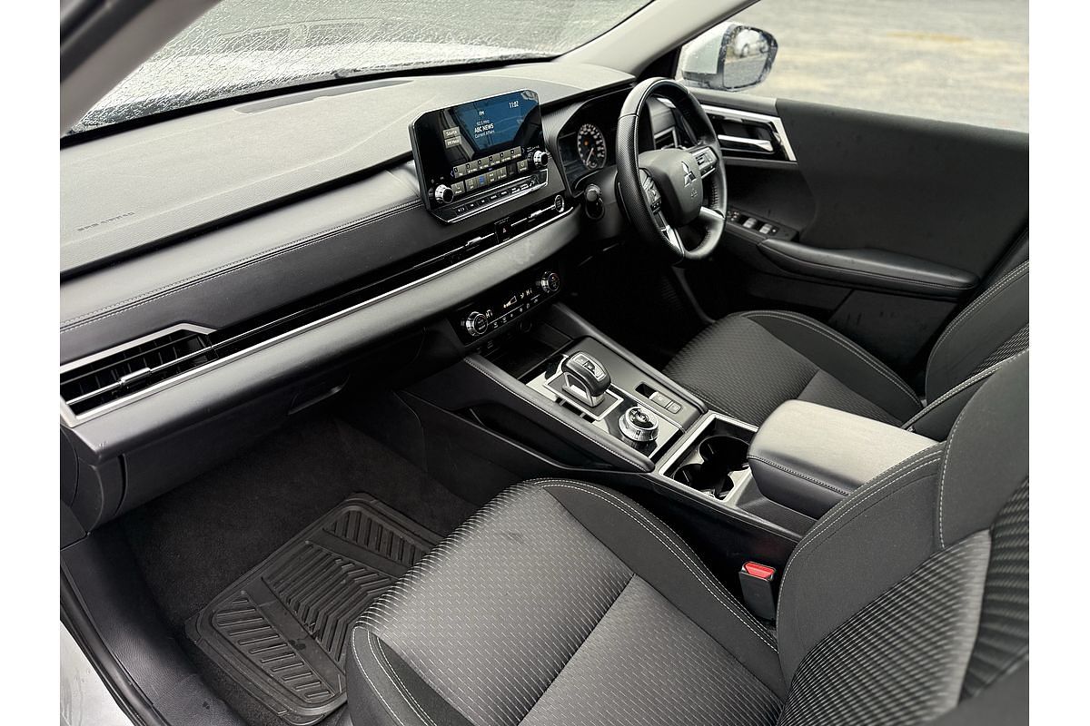 2024 Mitsubishi Outlander LS ZM