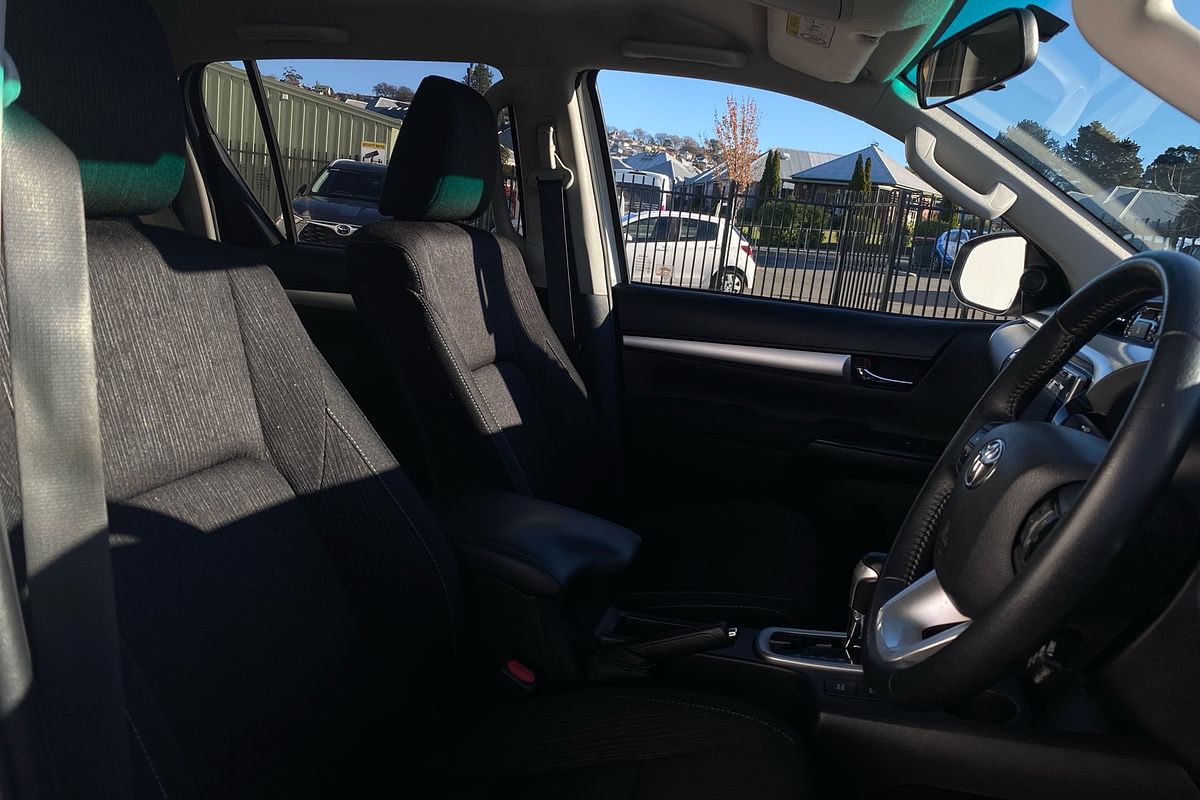Hilux 4x4 SR5 2.8L T Diesel Automatic Double Cab 1Y46290 004