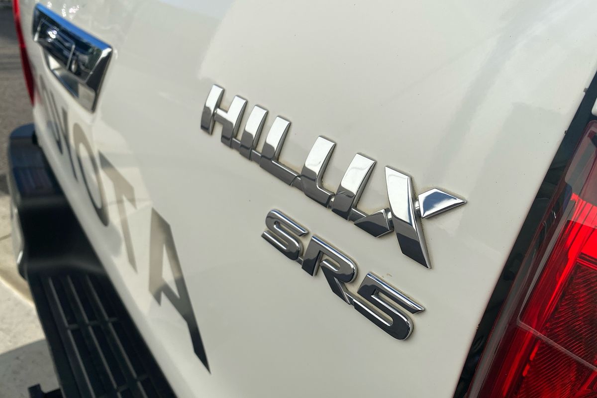 Hilux 4x4 SR5 2.8L T Diesel Automatic Double Cab 1Y46290 004