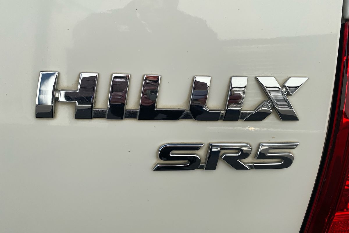 Hilux 4x4 SR5 2.8L T Diesel Automatic Double Cab 1Y46290 004