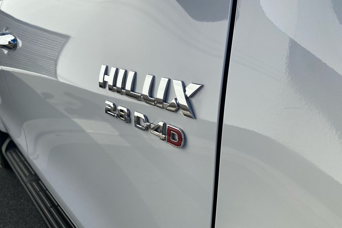 Hilux 4x4 SR5 2.8L T Diesel Automatic Double Cab 1Y46290 004