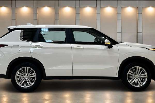 2024 Mitsubishi Outlander ES ZM