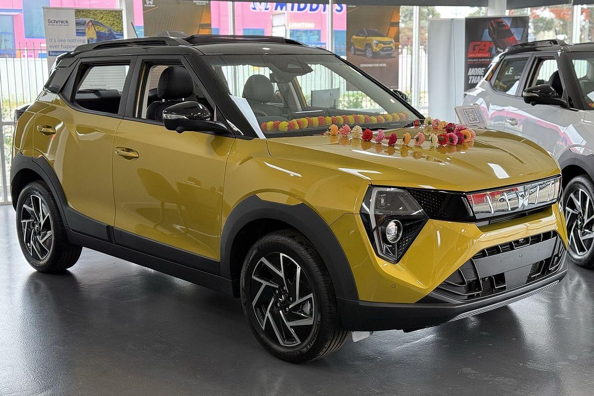 2025 Mahindra XUV3XO AX7L