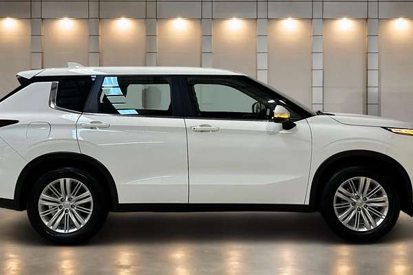 2023 Mitsubishi Outlander ES ZM