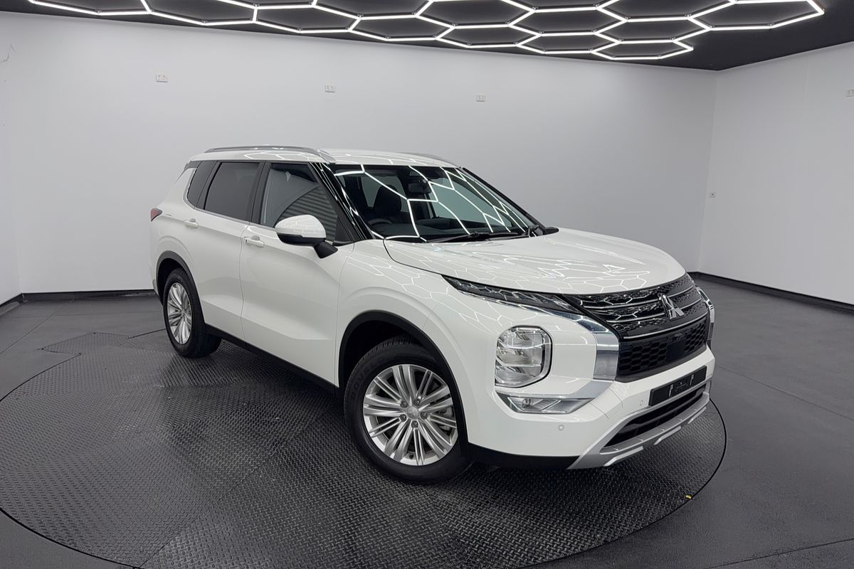 2024 Mitsubishi Outlander LS ZM