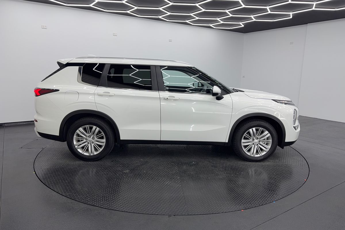 2024 Mitsubishi Outlander LS ZM