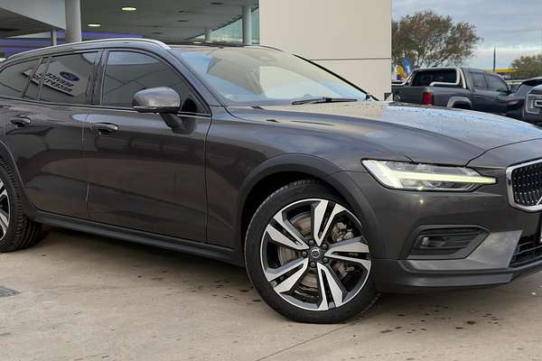 2023 Volvo V60 Cross Country Ultimate B5 Bright