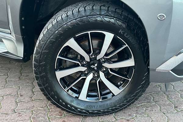 2017 Mitsubishi Pajero Sport Exceed QE thumb-2