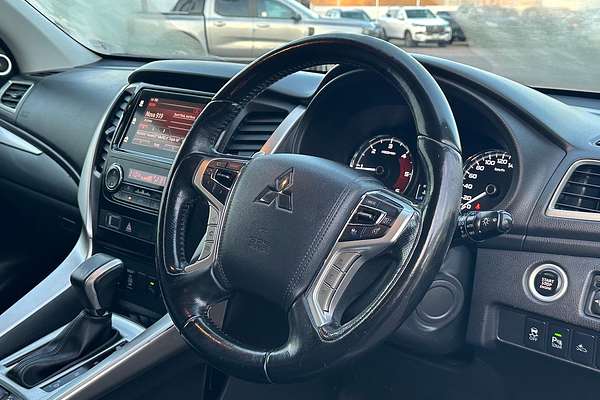 2017 Mitsubishi Pajero Sport Exceed QE thumb-3