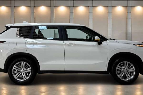 2024 Mitsubishi Outlander ES ZM