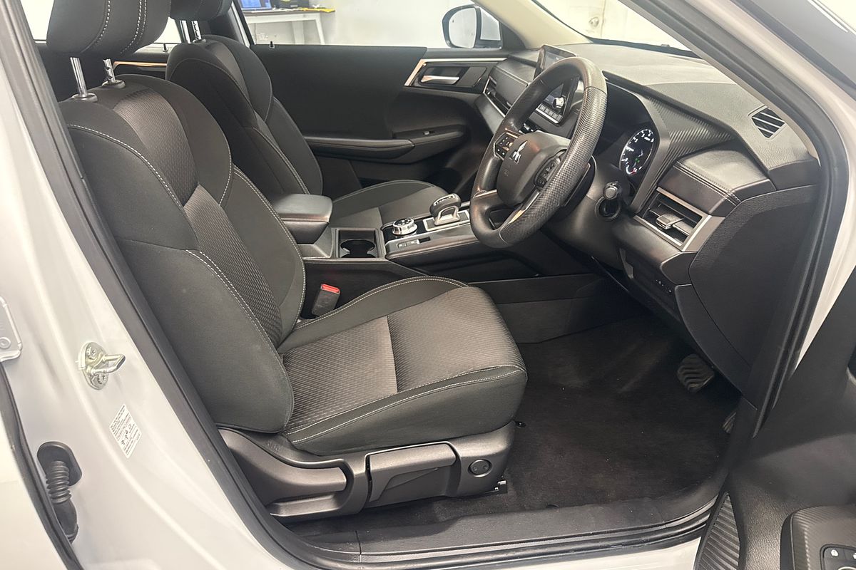 2023 Mitsubishi Outlander ES ZM