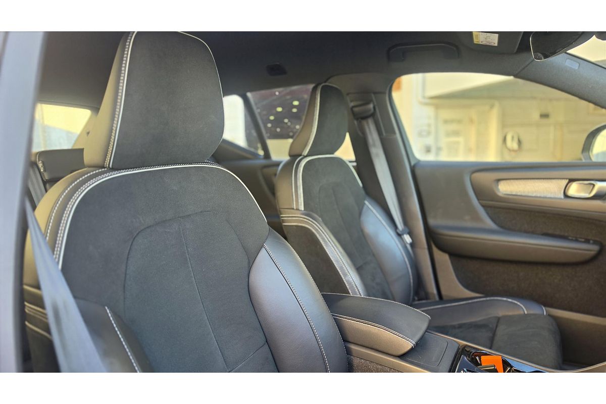 2022 Volvo XC40 T5 R-Design