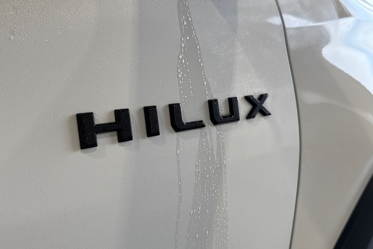 2025 Toyota Hilux SR5 48V GUN227R 4X4