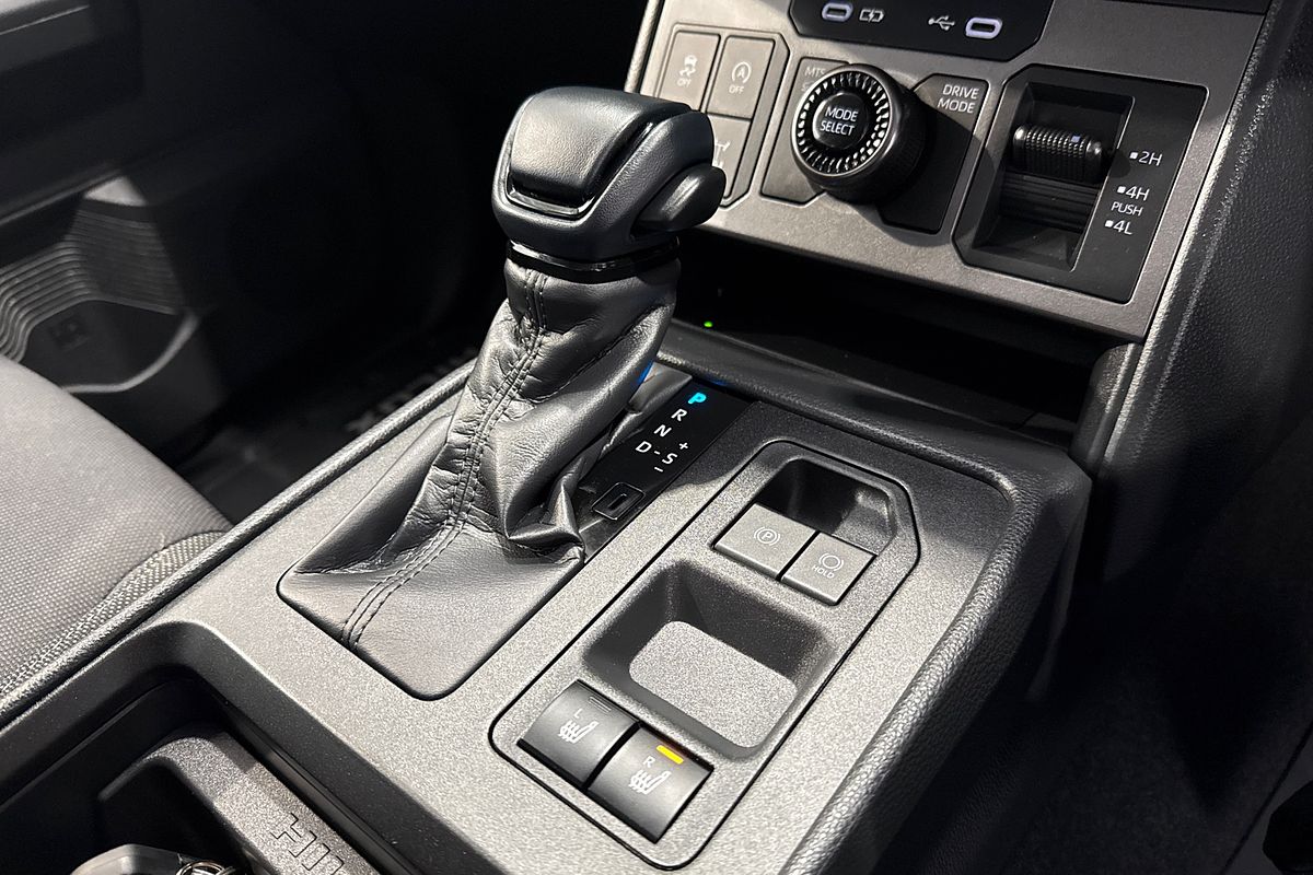 2025 Toyota Hilux SR5 48V GUN227R 4X4