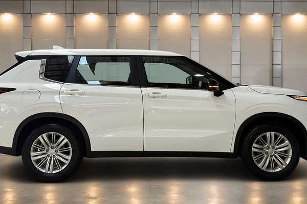 2024 Mitsubishi Outlander ES ZM