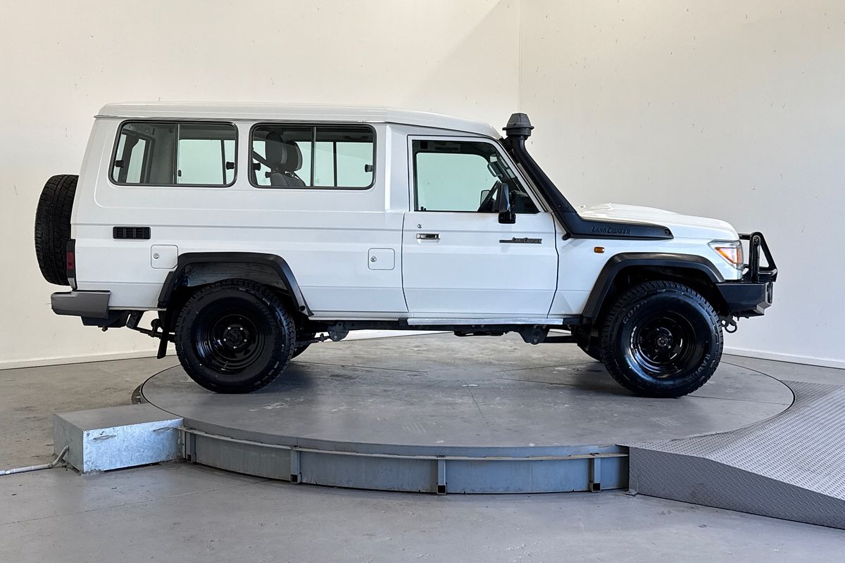 2017 Toyota Landcruiser GXL Troopcarrier VDJ78R