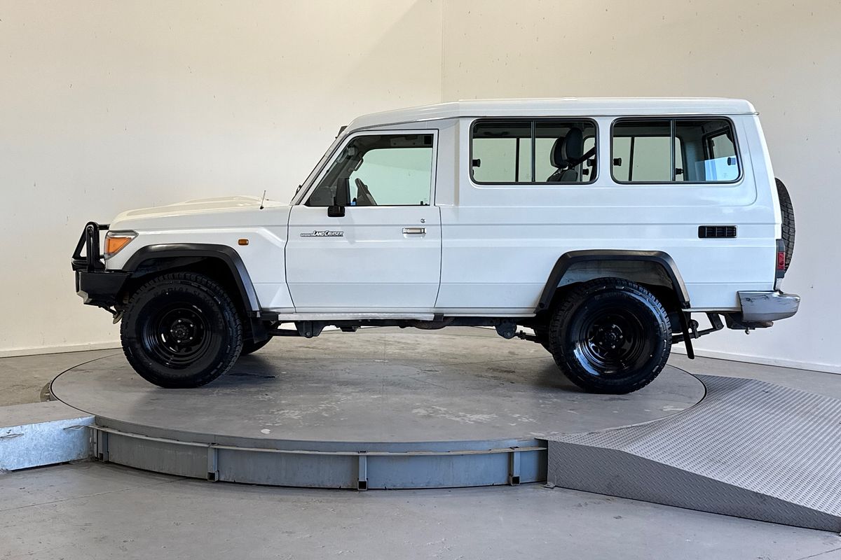 2017 Toyota Landcruiser GXL Troopcarrier VDJ78R