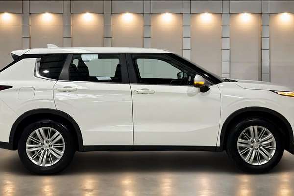2024 Mitsubishi Outlander ES ZM