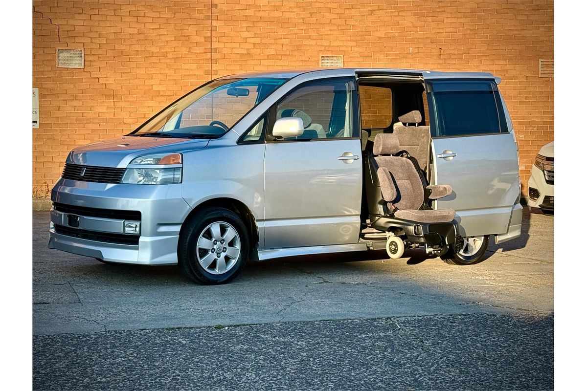 2003 Toyota Voxy AZR60