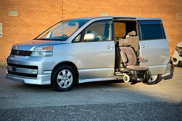 2003 Toyota Voxy AZR60