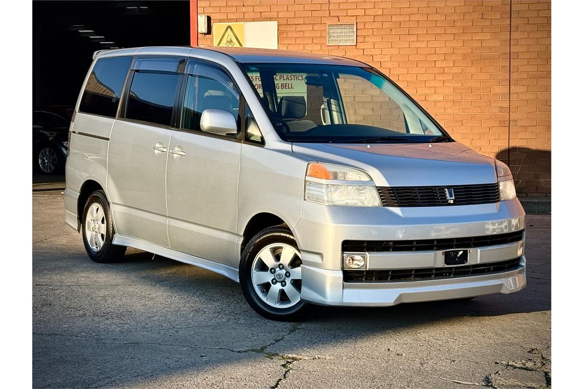2003 Toyota Voxy AZR60