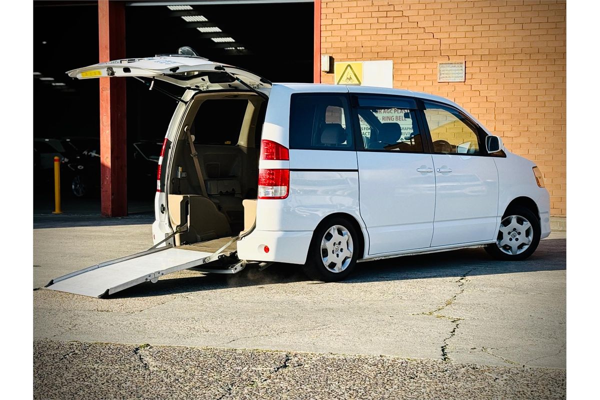 2005 Toyota Voxy Welcab