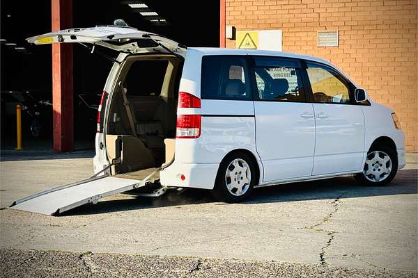2005 Toyota Noah Welcab AZR60G