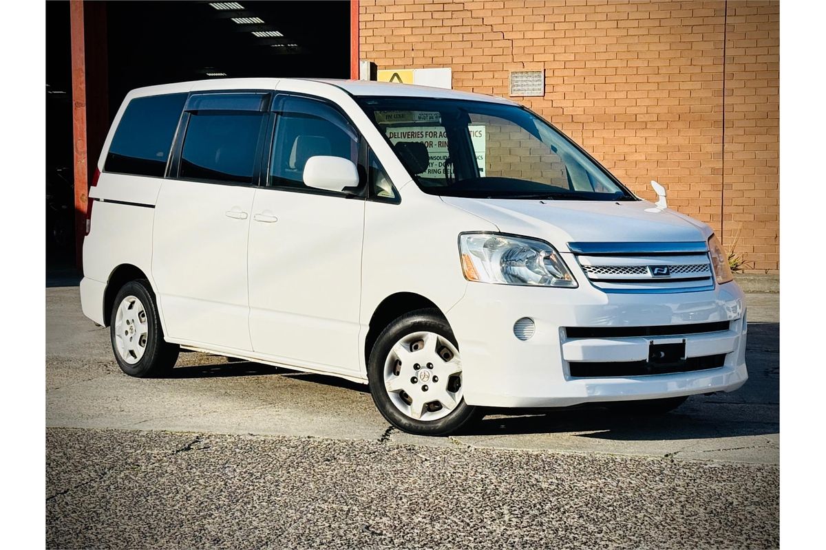 2005 Toyota Voxy Welcab