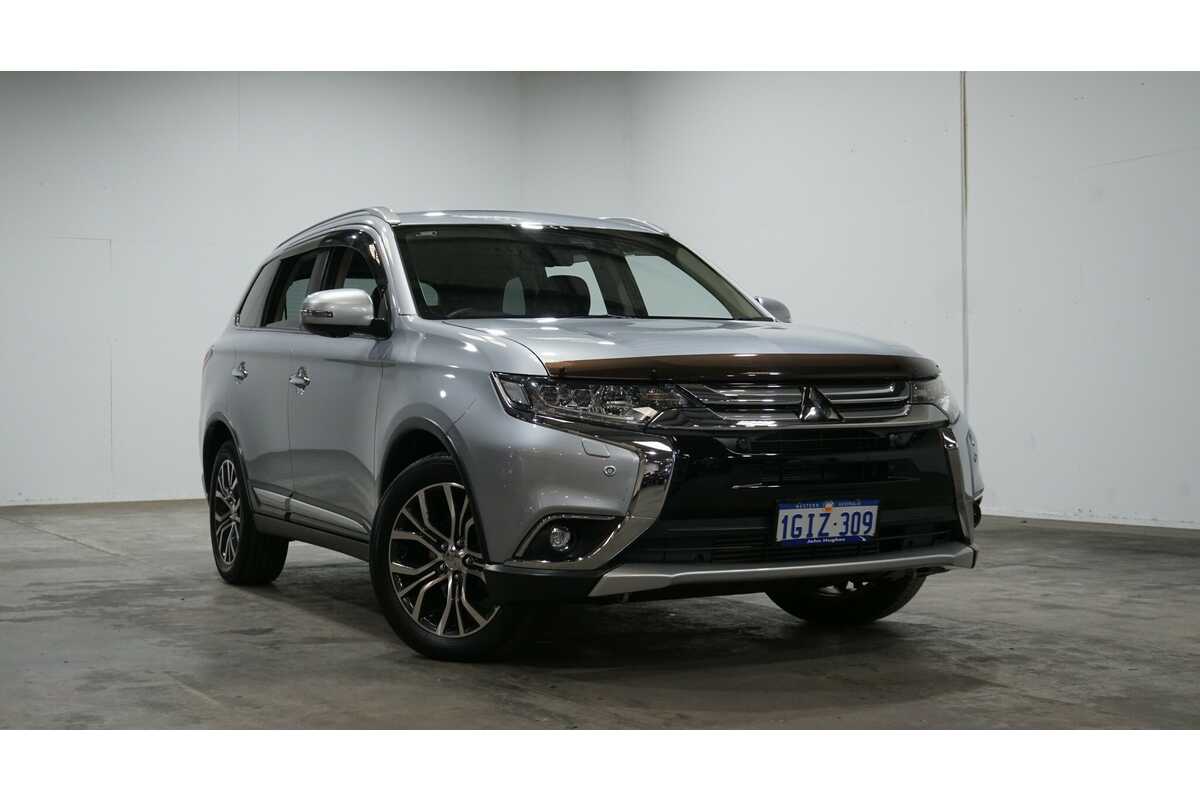 SOLD 2017 Mitsubishi Outlander Exceed 4WD in Silver Used SUV