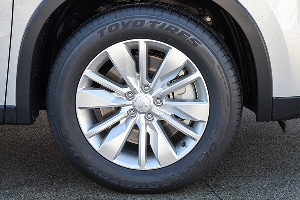 2025 Mitsubishi Outlander ES ZM thumb-3
