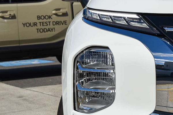 2025 Mitsubishi Outlander ES ZM thumb-2