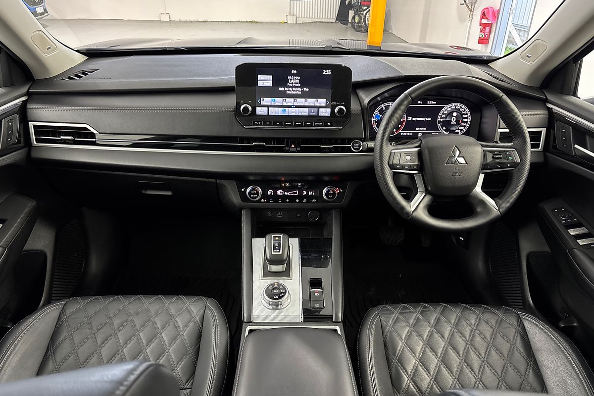 2023 Mitsubishi Outlander Exceed ZM